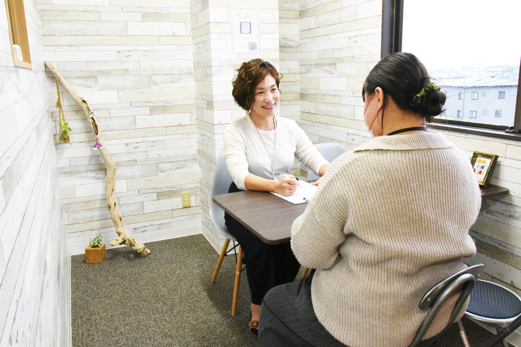 履歴書や応募書類の添削、面接の練習などの就職活動サポート